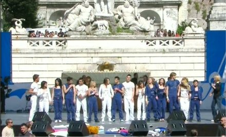 Immagine di Amici, oltre 80.000 fans a Roma ad applaudirli in Piazza del Popolo - Scopri su Televisione